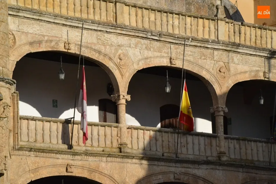 Foto 5 - Las banderas de la Casa Consistorial ondean a media asta por los fallecidos por el coronavirus  