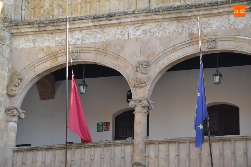 Foto 7 - Las banderas de la Casa Consistorial ondean a media asta por los fallecidos por el coronavirus  