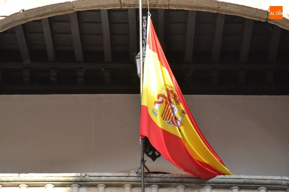 Foto 2 - Las banderas de la Casa Consistorial ondean a media asta por los fallecidos por el coronavirus  