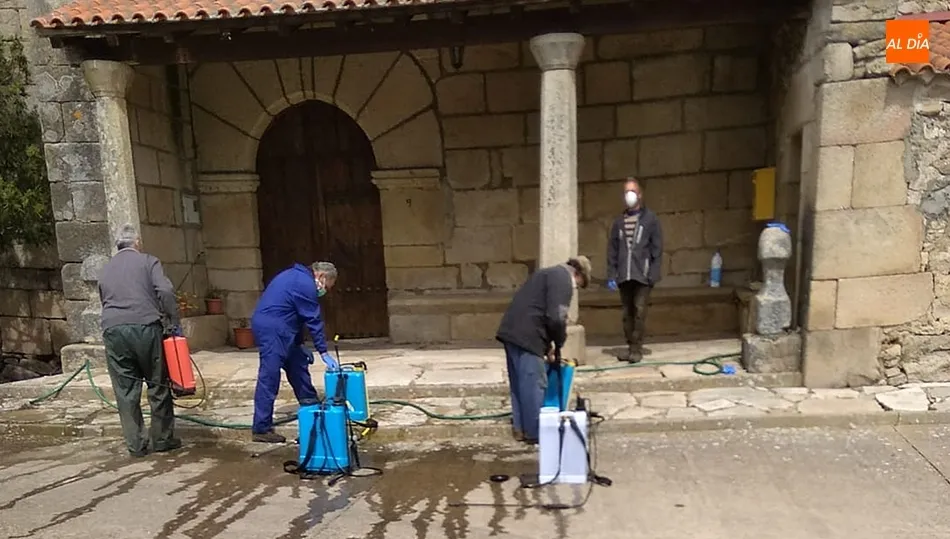 En Peralejos de Arriba utilizan los pequeños equipos de fumigación para desinfectar cada rincón...