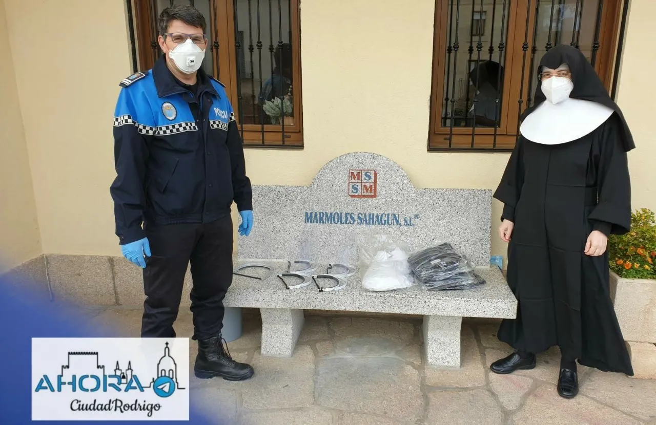 Foto 2 - La Polic&iacute;a Local acerca huevos donados al Convento de las Carmelitas  