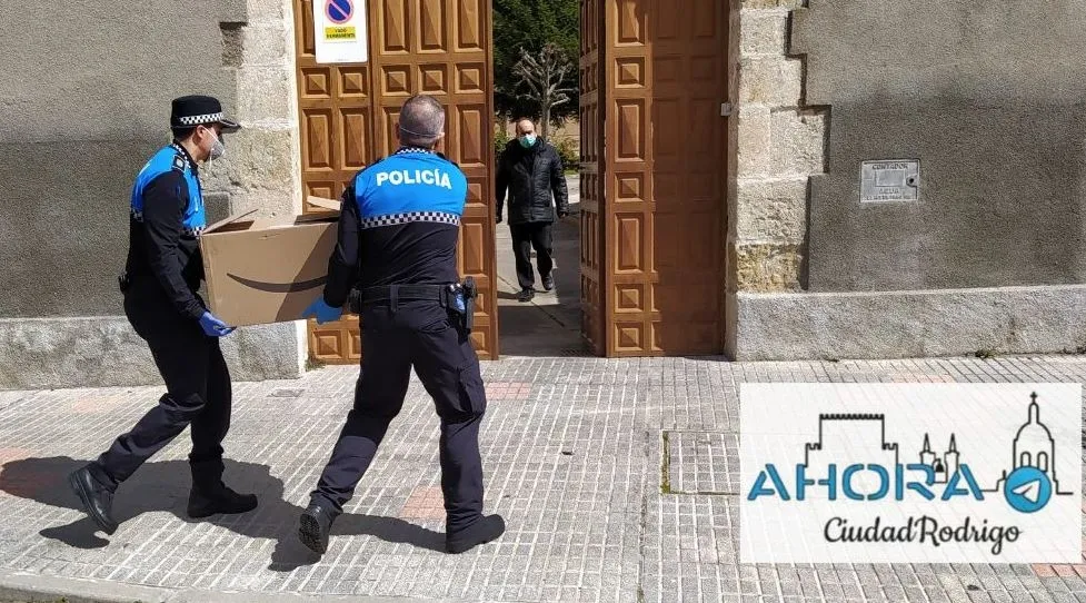 La Policía Local acerca huevos donados al Convento de las Carmelitas  