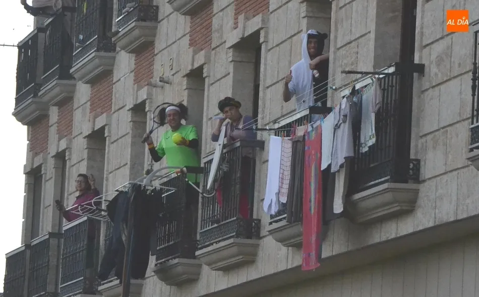 Foto 5 - Eh, s&aacute;canos una foto: &iquest;Y por qu&eacute; no una fiesta de disfraces en los balcones?  