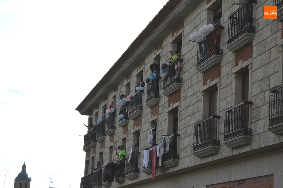 Foto 4 - Eh, s&aacute;canos una foto: &iquest;Y por qu&eacute; no una fiesta de disfraces en los balcones?  