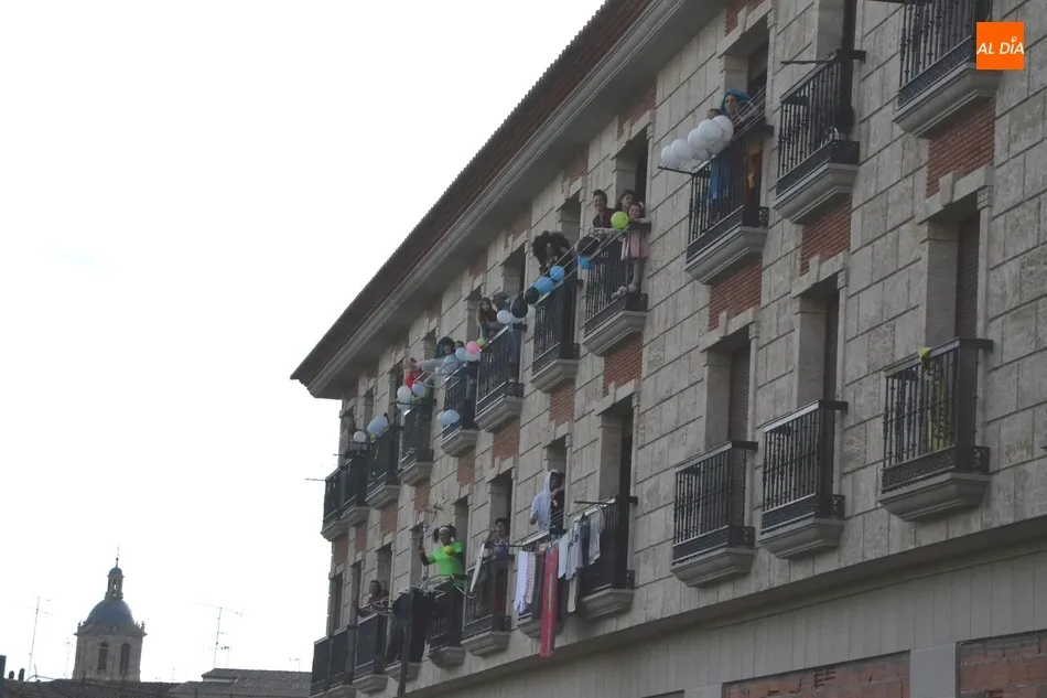 Eh, sácanos una foto: ¿Y por qué no una fiesta de disfraces en los balcones?  