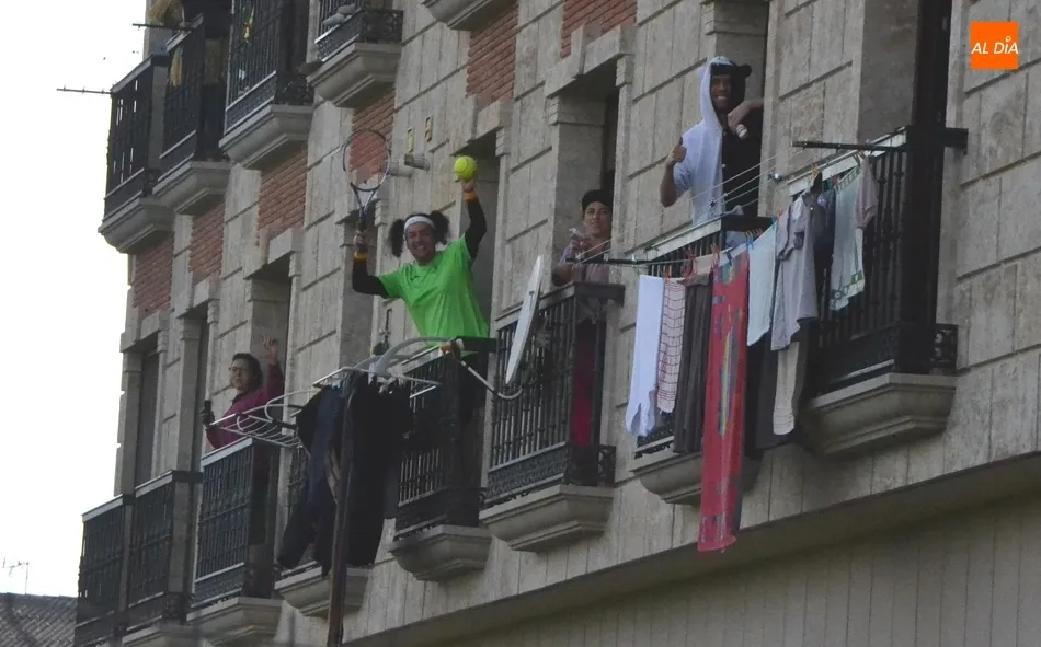 Foto 8 - Eh, s&aacute;canos una foto: &iquest;Y por qu&eacute; no una fiesta de disfraces en los balcones?  