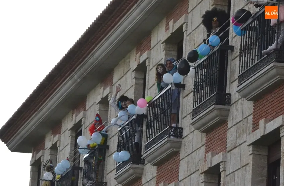 Foto 3 - Eh, s&aacute;canos una foto: &iquest;Y por qu&eacute; no una fiesta de disfraces en los balcones?  