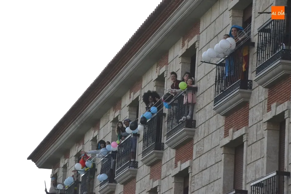 Foto 7 - Eh, s&aacute;canos una foto: &iquest;Y por qu&eacute; no una fiesta de disfraces en los balcones?  