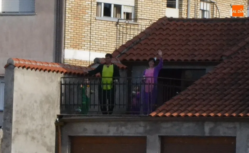 Foto 6 - Eh, s&aacute;canos una foto: &iquest;Y por qu&eacute; no una fiesta de disfraces en los balcones?  