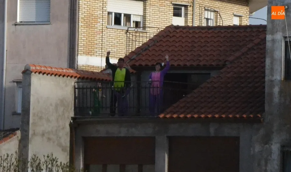 Foto 2 - Eh, s&aacute;canos una foto: &iquest;Y por qu&eacute; no una fiesta de disfraces en los balcones?  