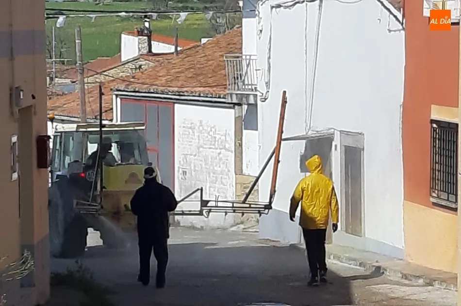 Foto 3 - El Ayuntamiento de Cabeza del Caballo desinfecta sus calles y las de la pedan&iacute;a Fuentes de Masueco ...