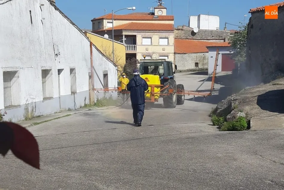 Foto 2 - El Ayuntamiento de Cabeza del Caballo desinfecta sus calles y las de la pedan&iacute;a Fuentes de Masueco ...