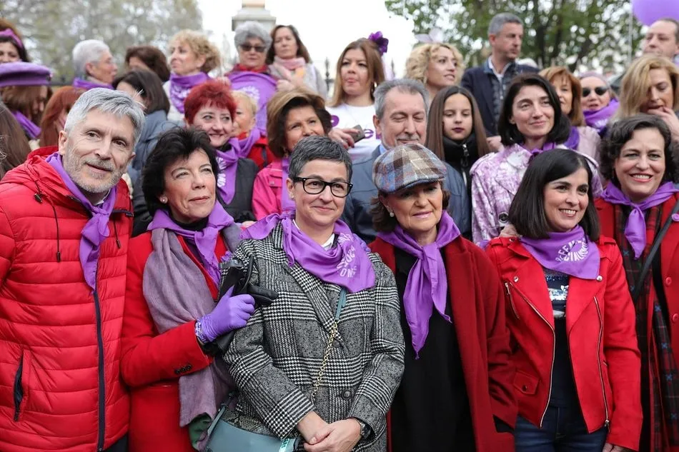 (I-D) El ministro del Interior, Fernando Grande-Marlaska, la ministra de Educación, Isabel Celaá, la ministra de Asuntos Exteriores, Arancha González Laya, la vicepresidenta primera del Gobierno, Carmen Calvo, la ministra de Política Territorial, Carolina