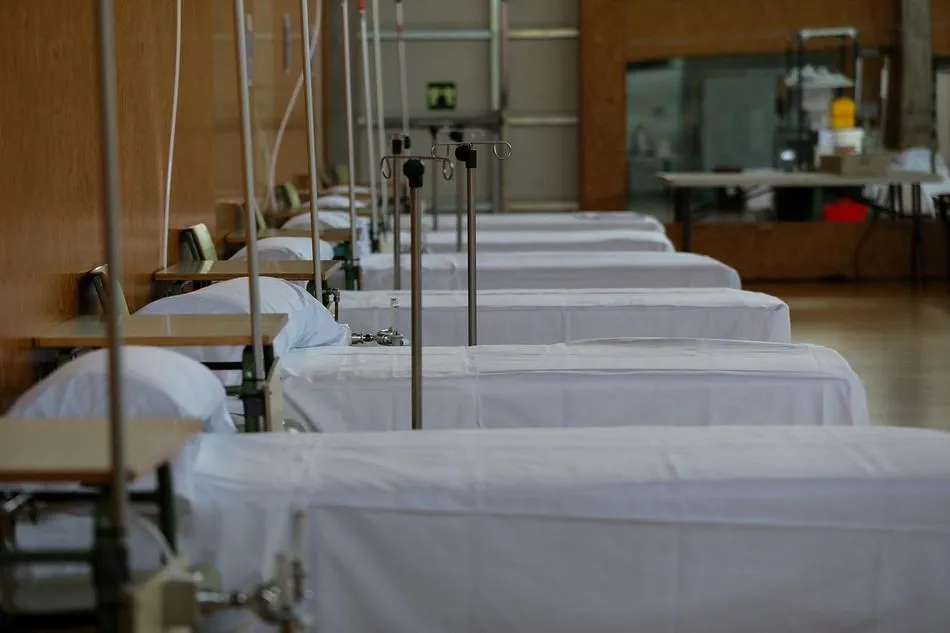 Camas habilitadas por los componentes del Batallón de Zapadores VI de Paracaidistas del Ejército de Tierra en las instalaciones deportivas del Campus Científico Tecnológico de la Universidad de Alcalá de Henares (UAH) como hospital de campaña - Jesús Hell