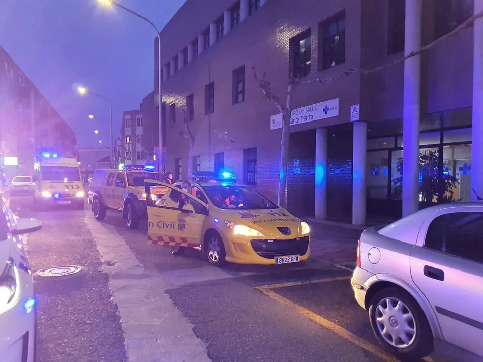 La Policía Local de Santa Marta rinde homenaje a los sanitarios