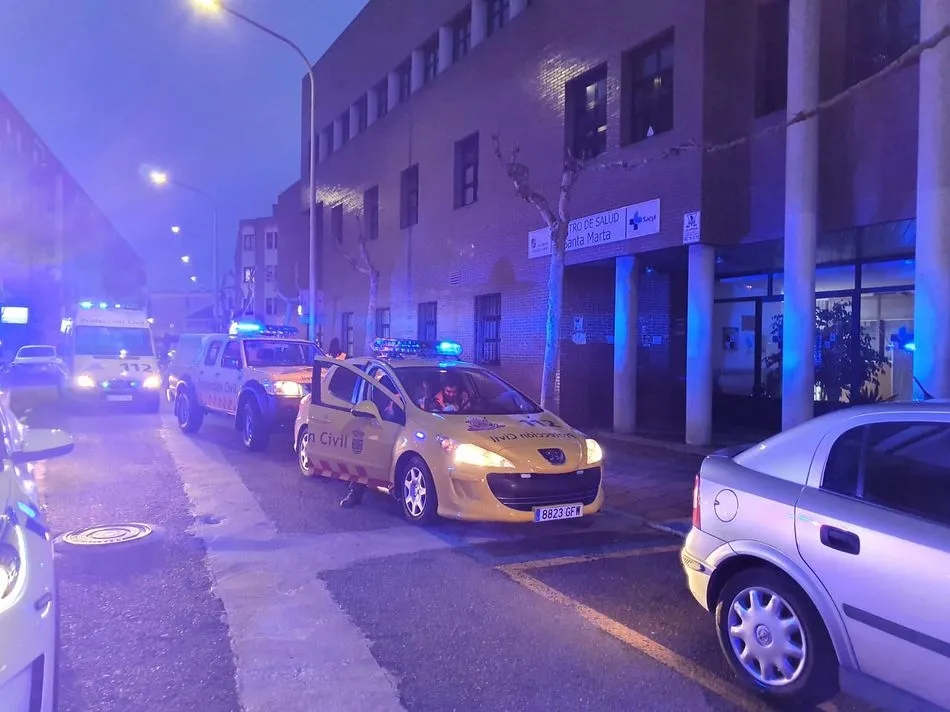 Foto 4 - La Polic&iacute;a Local de Santa Marta rinde homenaje a los sanitarios