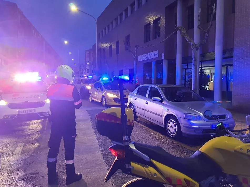 Foto 3 - La Polic&iacute;a Local de Santa Marta rinde homenaje a los sanitarios