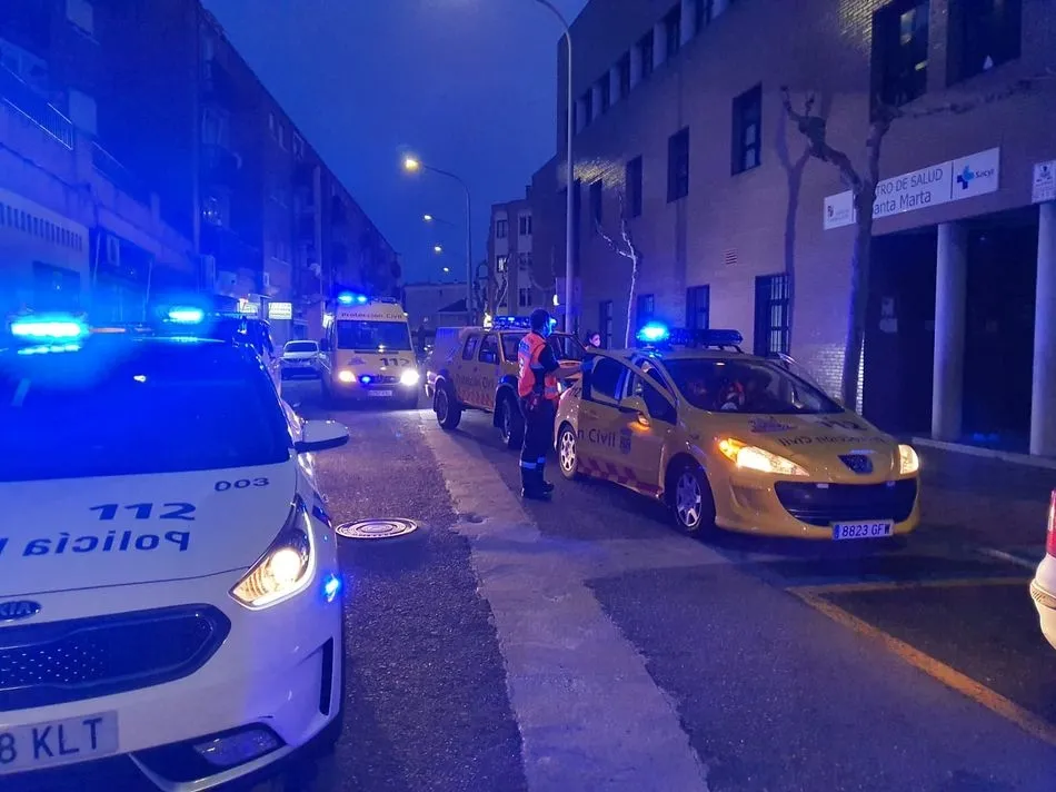 Foto 2 - La Polic&iacute;a Local de Santa Marta rinde homenaje a los sanitarios