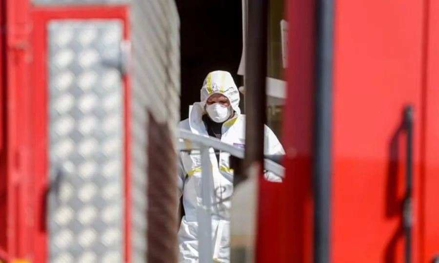 Un militar de la UME antes de entrar en una residencia del pueblo madrileño El Álamo para realiza tareas de desinfección. Foto de Ricardo Rubio - EP
