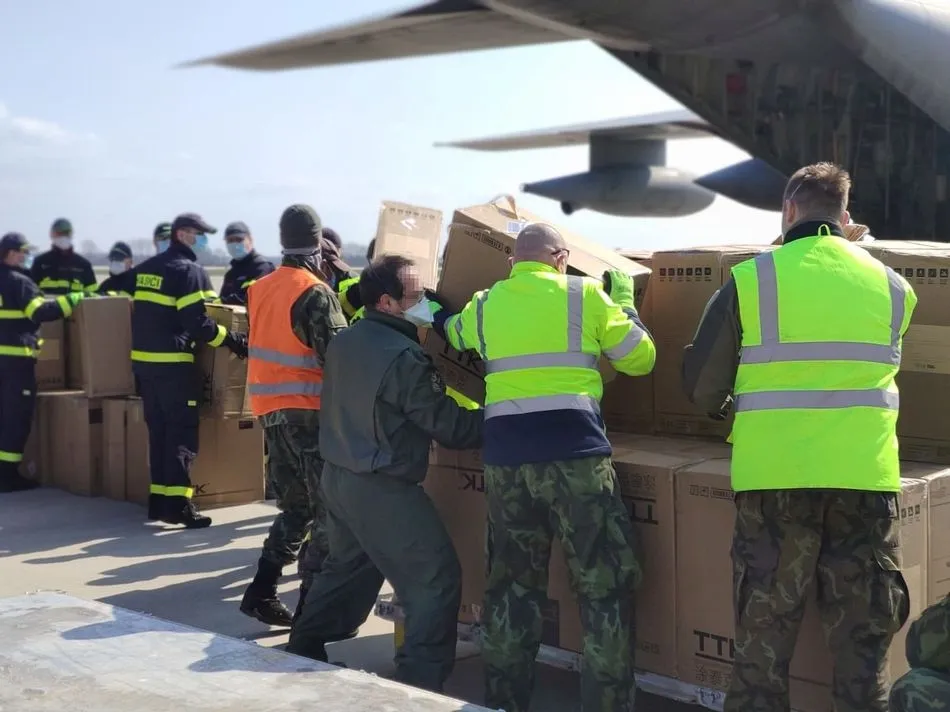 Un C130 Hércules del Ala31 recoge material de protección sanitaria contra el Covid-19 donado por la República Checa en el aeropuerto de Pardubice, en Pardubice (República Checa) a 29 de marzo de 2020. - MINISTERIO DE DEFENSA