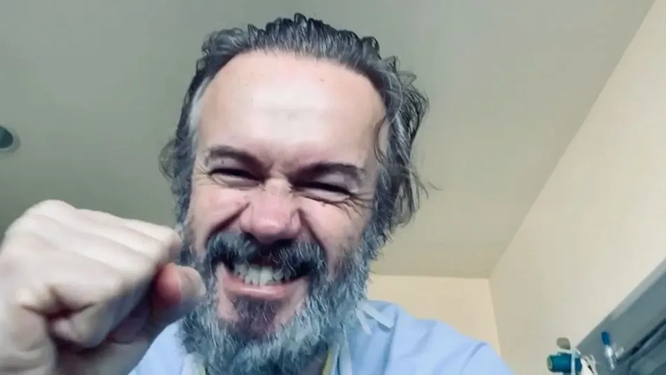 El actor Tristán Ulloa recibe el alta tras estar ingresado por coronavirus