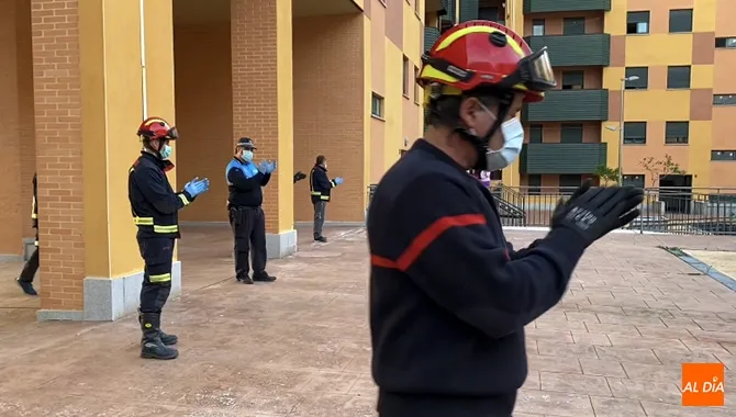 Los vecinos del edificio Infanta Leonor han ofrecido mensajes de apoyo a Bomberos y Policía Local