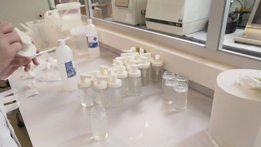 Fabricación de gel hidroalcohólico en la Facultad de Farmacia de la USAL