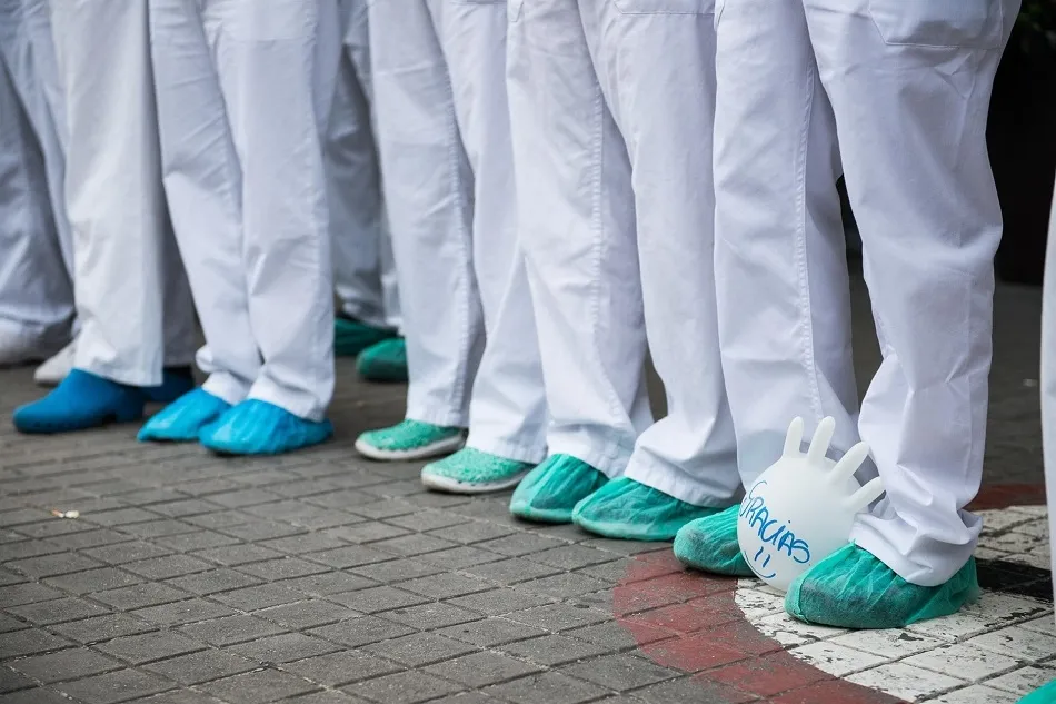 Sanitarios agradecen el homenaje que cada día se celebra en su honor en todos los Centros de Salud y Hospitales de España | EP