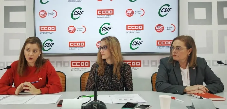 Representantes de UGT, CCOO y CSIF, Isabel Madruga (centro), Beatriz García (izda) y Elena Calderón (dcha)