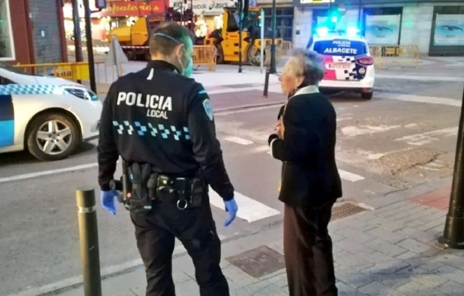 Agente de policía encuentra a una mujer con demencia que se saltó el confinamiento y la lleva a su casa | EP