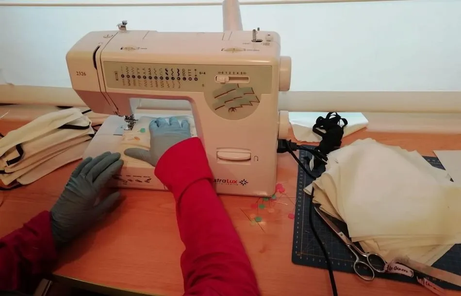 Foto 5 - El Ayuntamiento y las mujeres albenses fabrican un millar de mascarillas solidarias