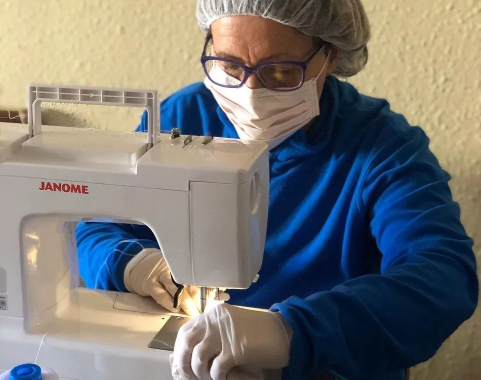 Foto 4 - El Ayuntamiento y las mujeres albenses fabrican un millar de mascarillas solidarias