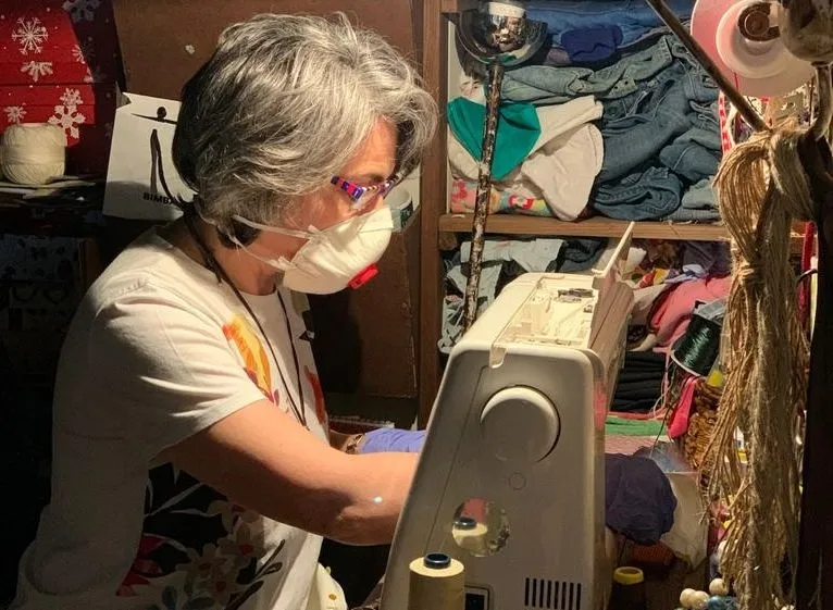 Una mujer albense colabora con la iniciativa puesta en marcha desde el Ayuntamiento