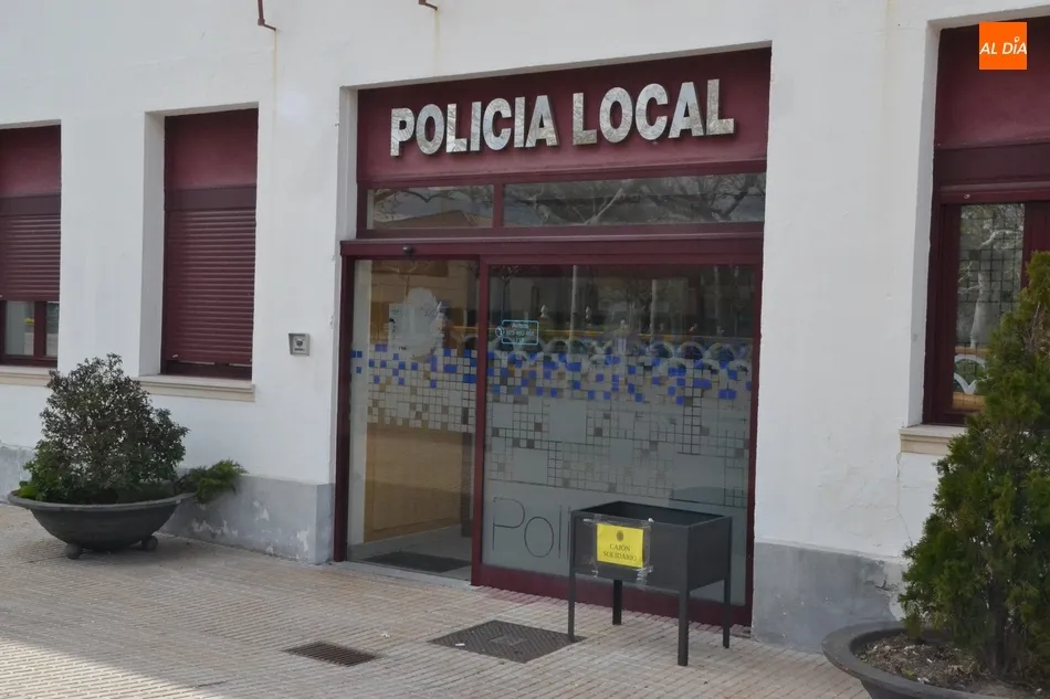 Foto 2 - La Polic&iacute;a Local habilita un &lsquo;caj&oacute;n solidario&rsquo; a las puertas de su sede  