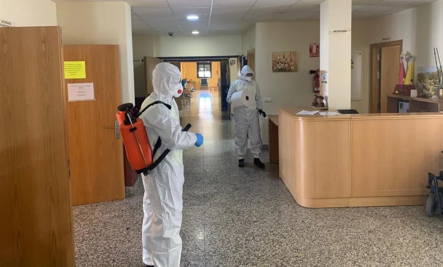 Efectivos de la UME desinfectando una residencia en La Fuente de San Esteban