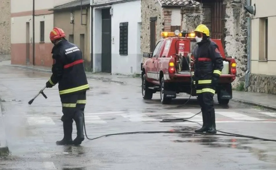 Trabajo de desinfección de los Bomberos en las diferentes calles de municipios de la provincia