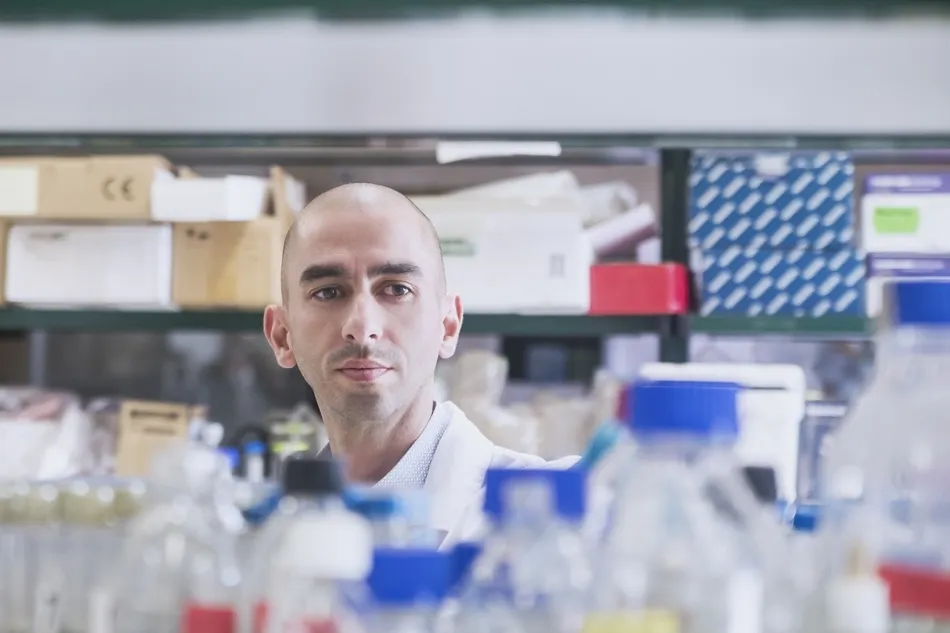 El microbiólogo de la Universidad de Salamanca Raúl Rivas en el laboratorio