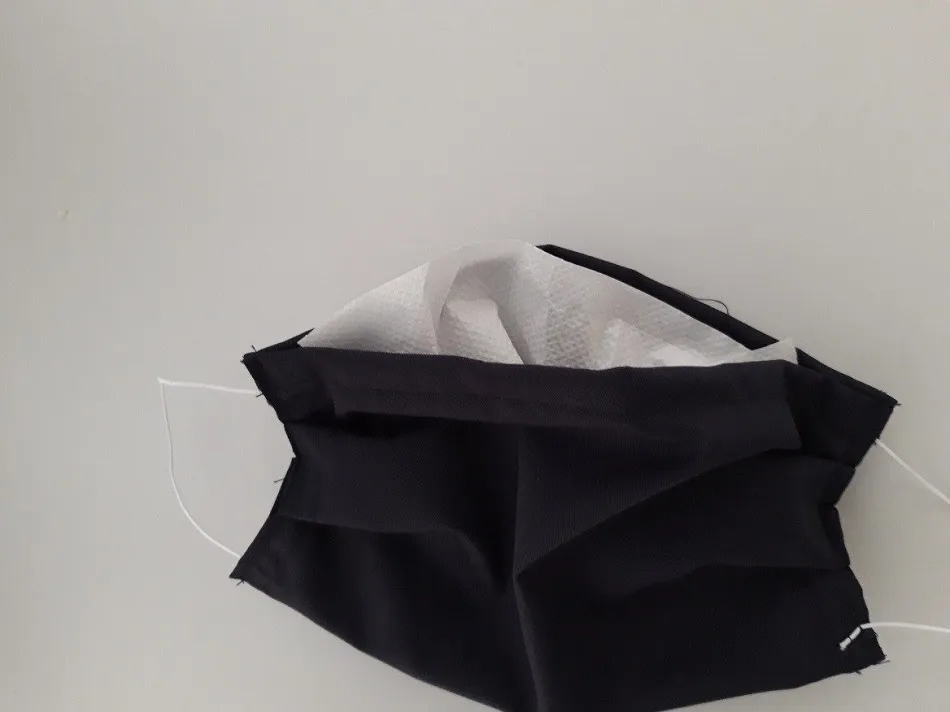 Son protecciones no homologadas por la Agencia Española del Medicamento y Productos Sanitarios dada la urgencia de su fabricación | EP