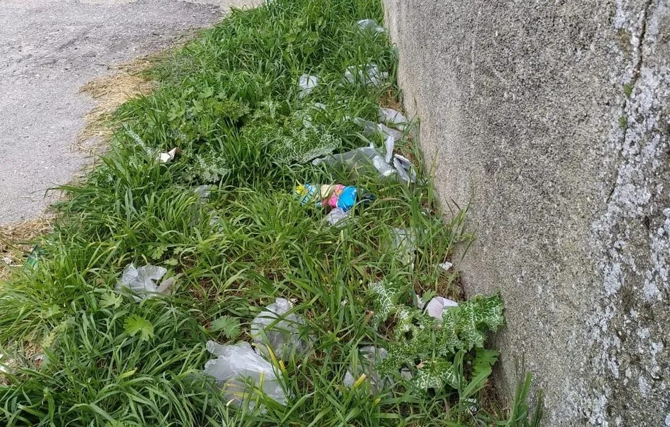 Guantes por toda la calle La Huerta de Vitigudino utilizados en supermercados  