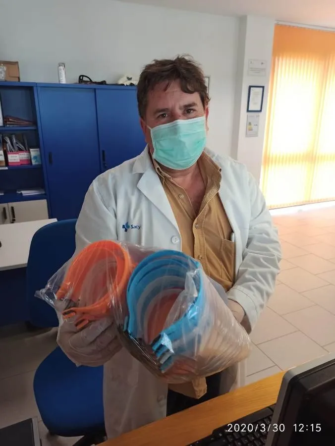 Foto 11 - Las m&aacute;scaras fabricadas por voluntarios salmantinos llegan tambi&eacute;n al peque&ntilde;o comercio