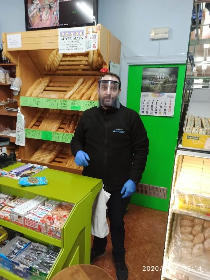 Foto 3 - Las m&aacute;scaras fabricadas por voluntarios salmantinos llegan tambi&eacute;n al peque&ntilde;o comercio
