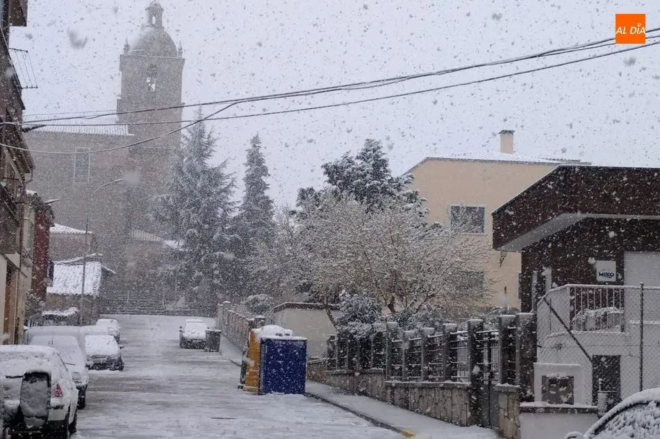Foto 10 - Intensa nevada en Lumbrales que cuaja en tejados y calles  