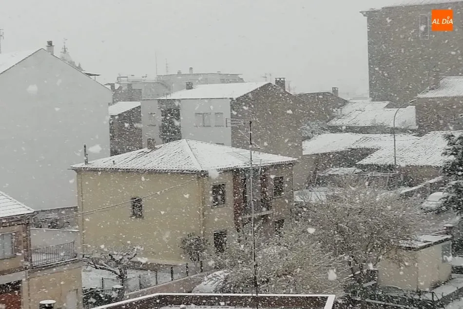 Foto 9 - Intensa nevada en Lumbrales que cuaja en tejados y calles  