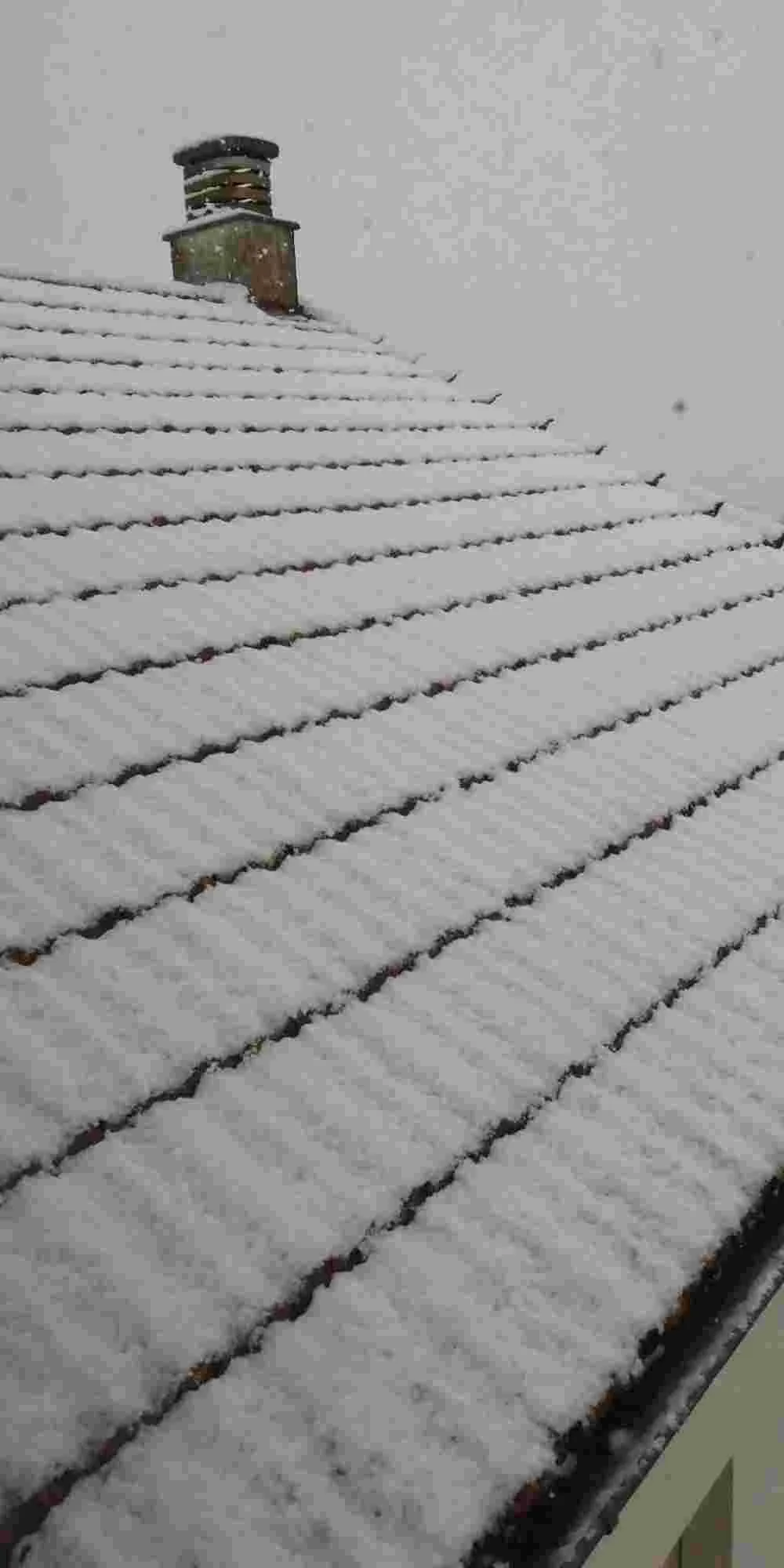 Foto 8 - Intensa nevada en Lumbrales que cuaja en tejados y calles  