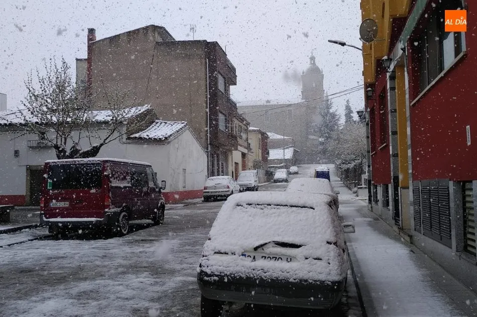 Foto 4 - Intensa nevada en Lumbrales que cuaja en tejados y calles  