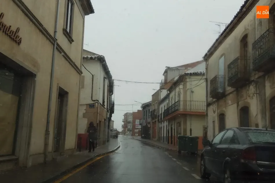 Foto 7 - Vitigudino resiste bajo la nieve el tercer martes de mercado durante el estado de alarma por...