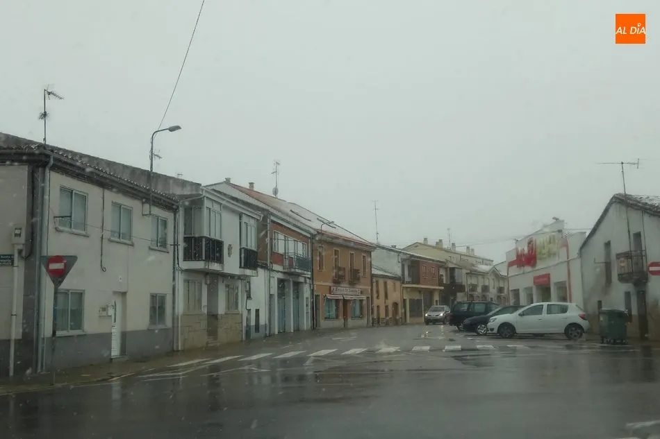 Foto 6 - Vitigudino resiste bajo la nieve el tercer martes de mercado durante el estado de alarma por...