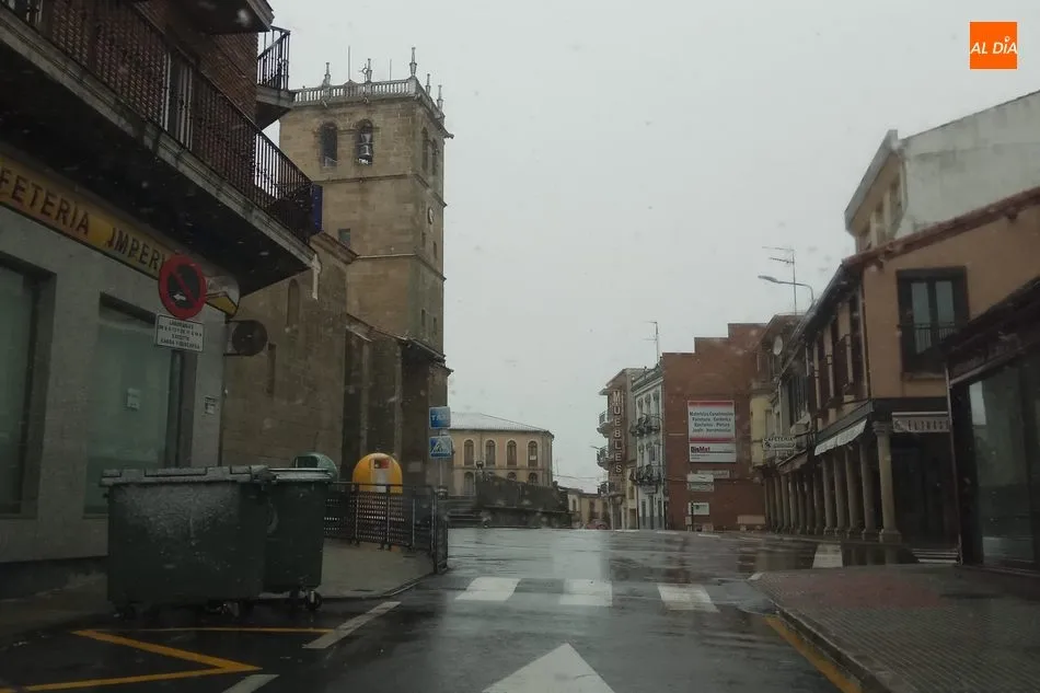 Foto 4 - Vitigudino resiste bajo la nieve el tercer martes de mercado durante el estado de alarma por...