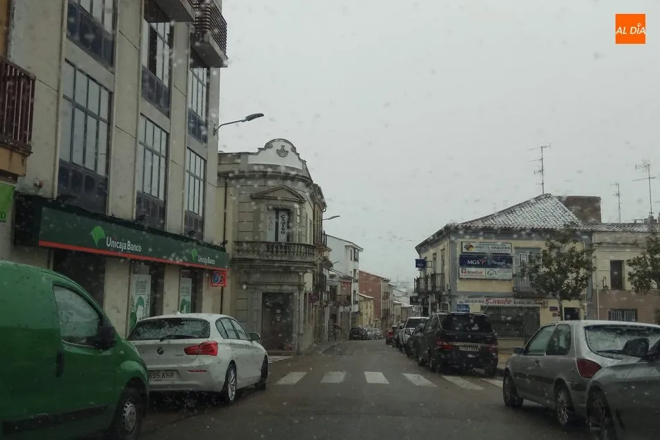 Vitigudino resiste bajo la nieve el tercer martes de mercado durante el estado de alarma por...