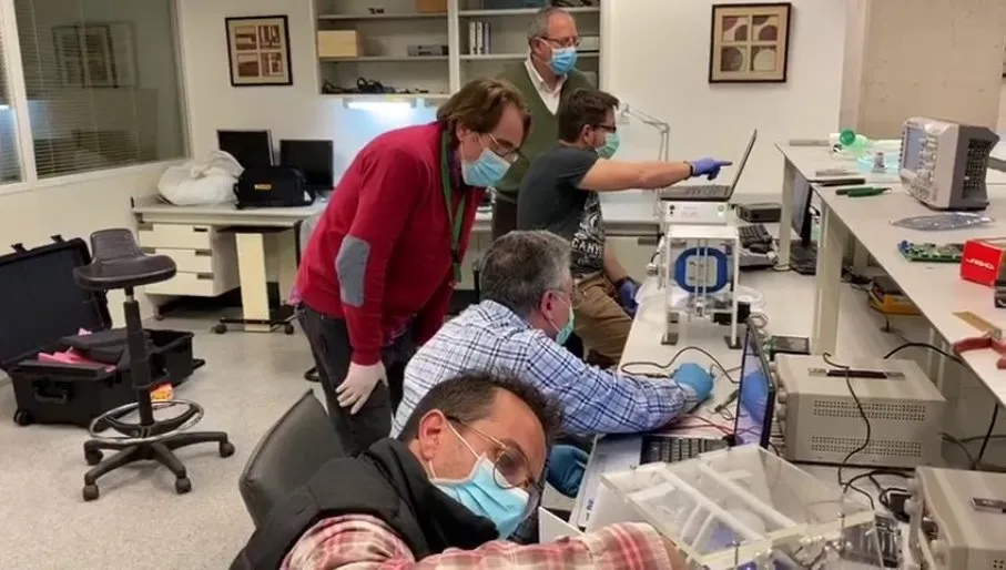 Junto al equipo de la UPV, han participado en el trabajo, que se ha desarrollado en solo diez días, investigadores del Instituto de Biomecánica (IBV) y el Instituto Tecnológico Aidimme